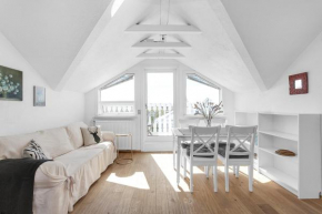 Lovely 2 Bedroom Apartment - Quiet Neighborhood